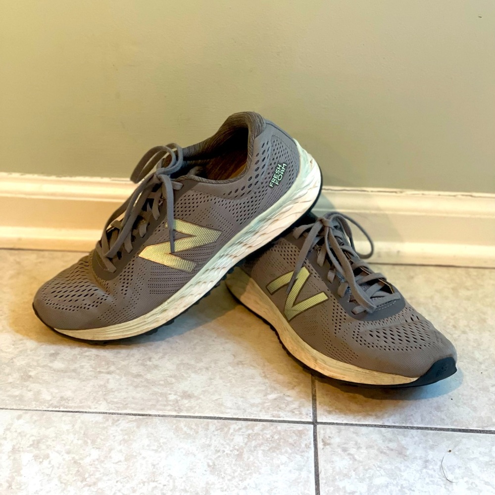 Tennis shoes
